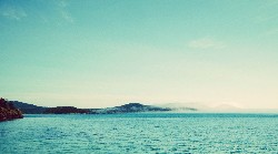 Een zorgmedewerker met een glimlach.